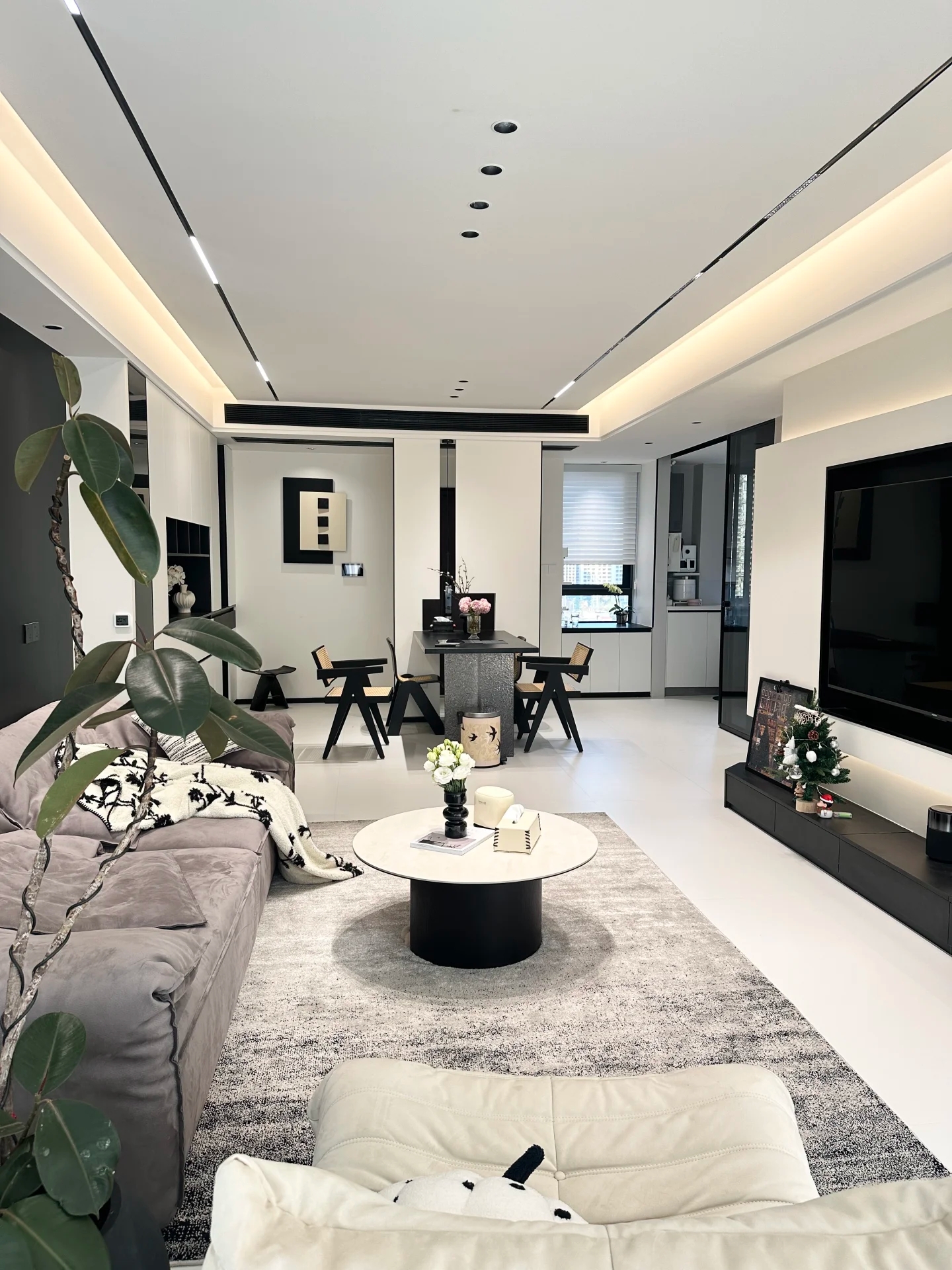 132平现代风高级黑白灰，演绎极致简约美学。