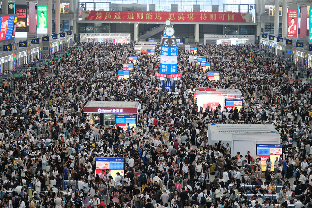 铁路上海站国庆客流仍处高峰，今日预计发送旅客77.2万人